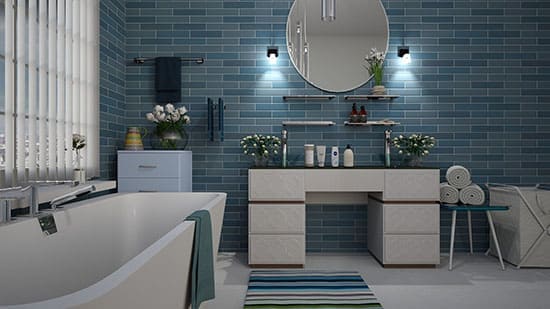 salle de bain bleue et blanche
